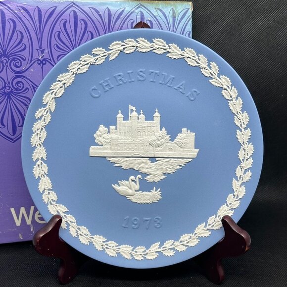 VINTAGE Wedgwood Pale Blue Jasperware "Tower of London" Christmas Plate 1973 - Picture 1 of 3